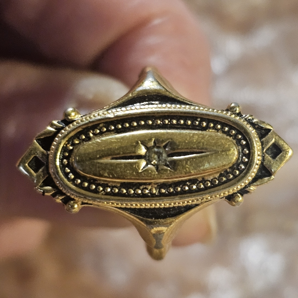 Elegant Gold Ring with Star Detail